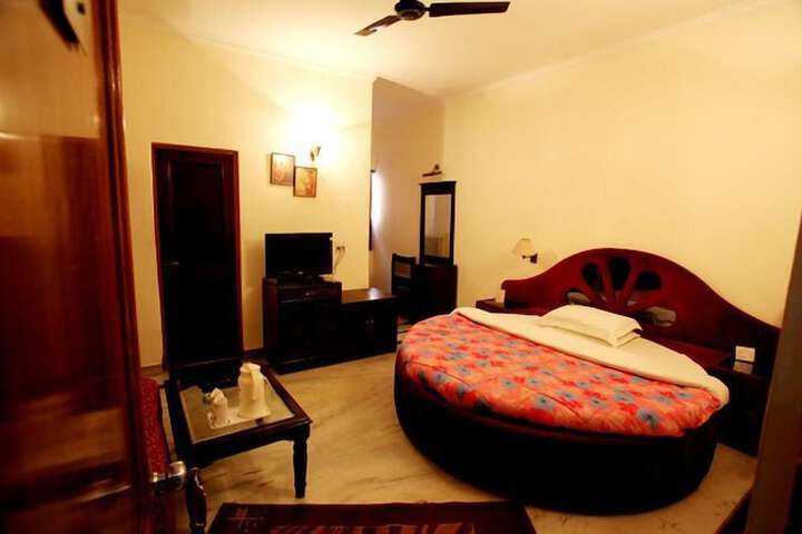 Room 16 of 28