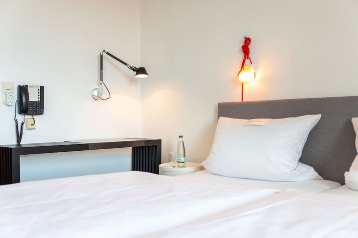 Room 42 of 395
