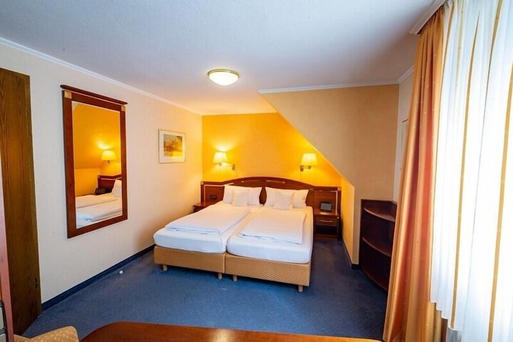 Room 6 of 83