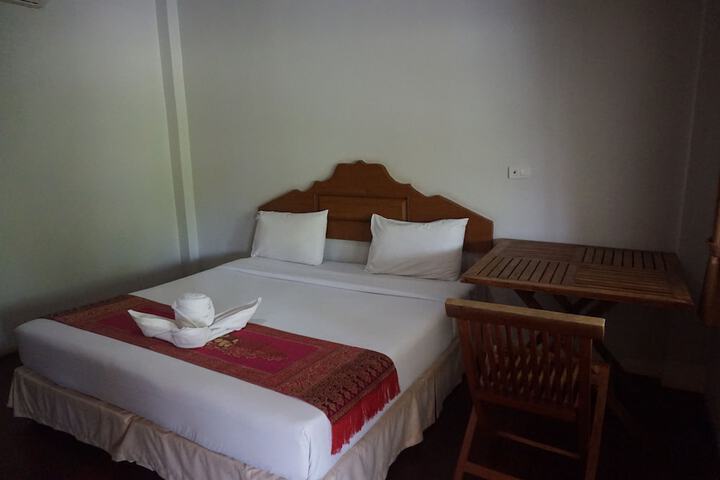 Room 4 of 28