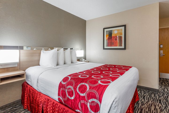 1 Queen Bed (4 of 13)