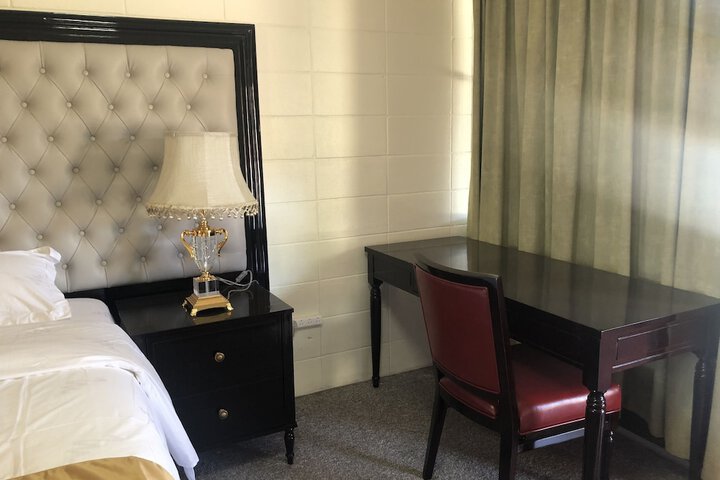 Room 33 of 80