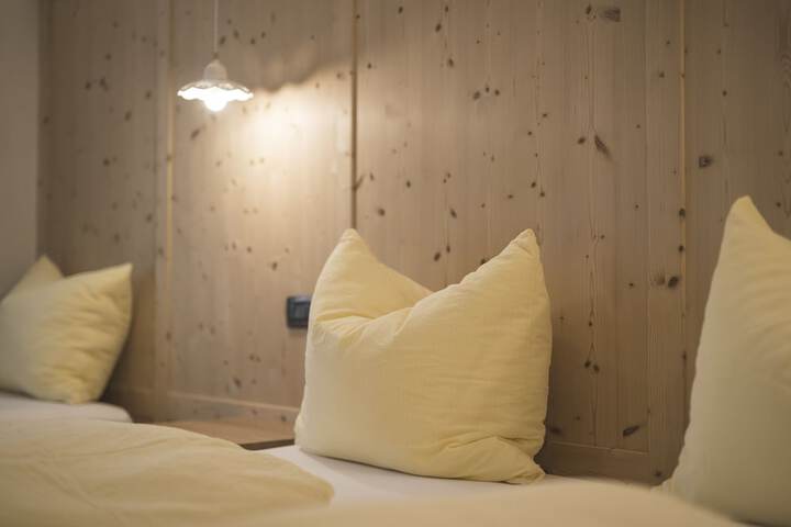 Room 40 of 214