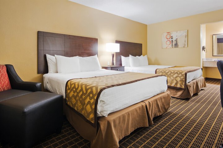 2 Queen Beds (16 of 16)