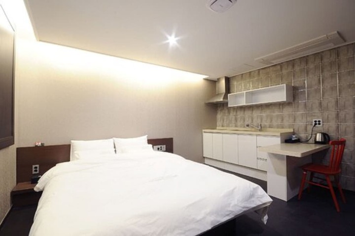 Room 11 of 32