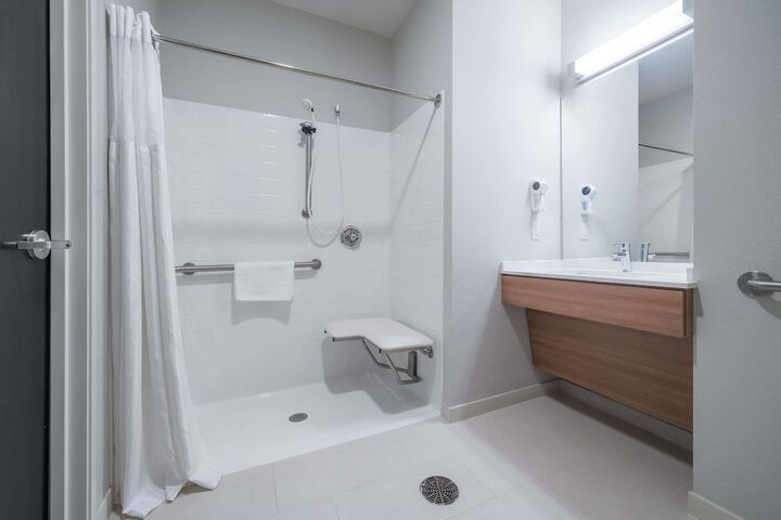 1 Queen Bed Accessible Room (22 of 25)