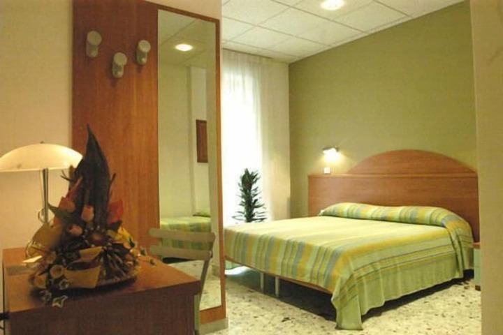 Room 13 of 36