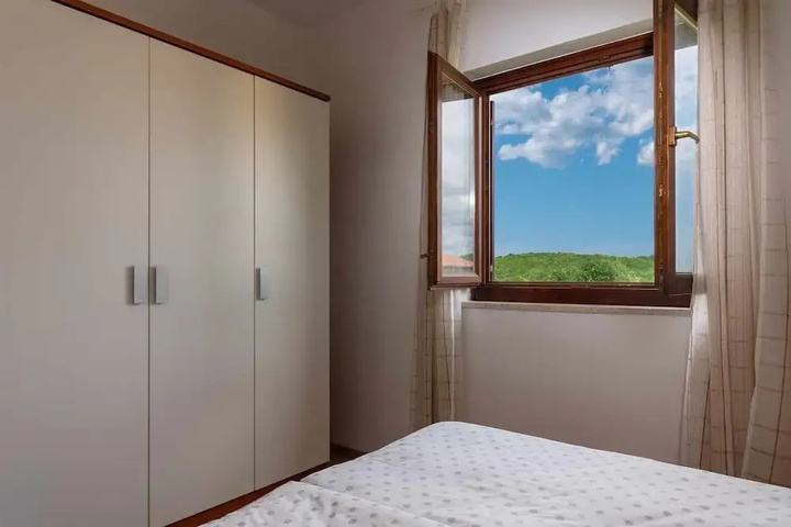 Room 6 of 19