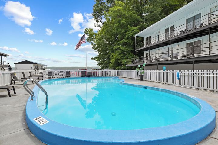 Pool 113 of 124