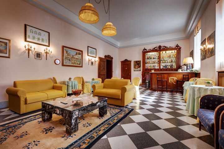 Lounge 85 of 90