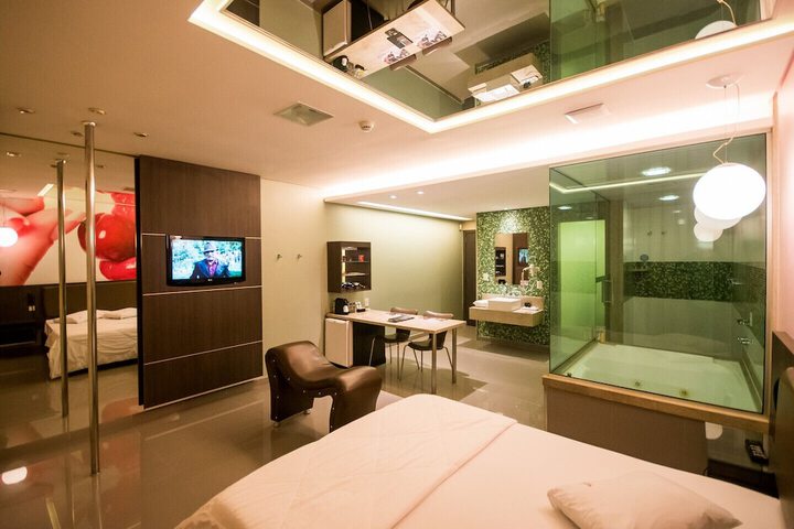 Room 4 of 42