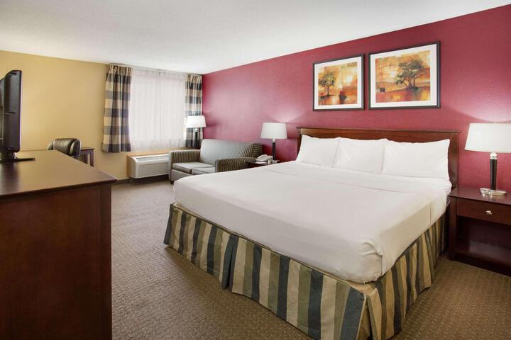 1 Queen Bed Accessible Room (11 of 14)