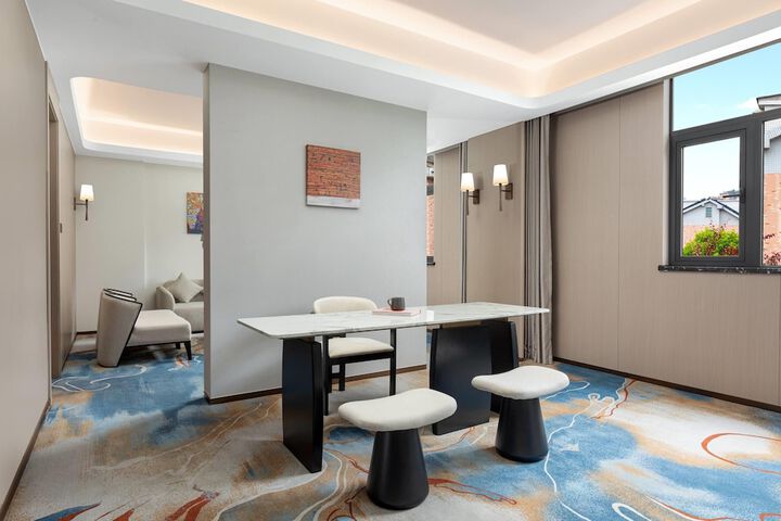 Room 7 of 18