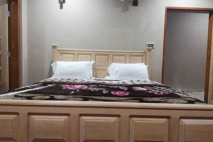 Room 4 of 13