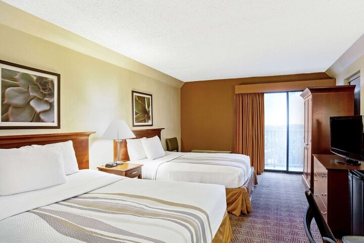 1 Queen Bed (17 of 19)