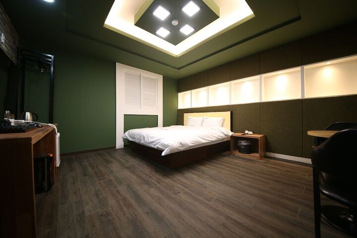 Room 7 of 9