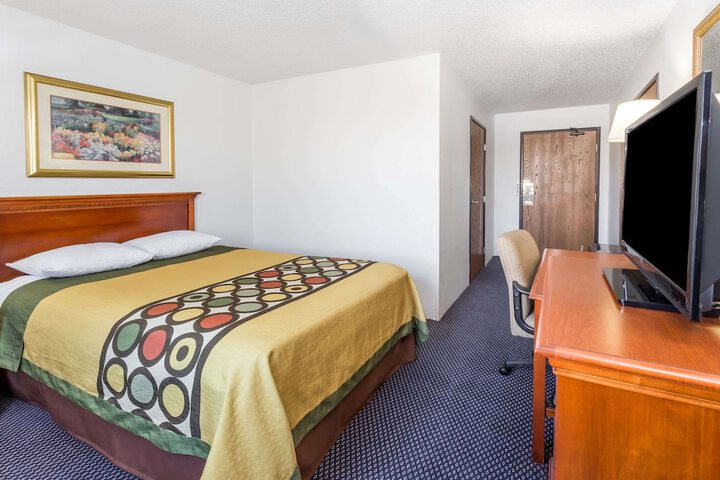 1 Queen Bed (5 of 16)