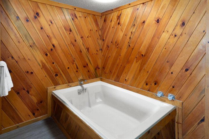 Jetted tub