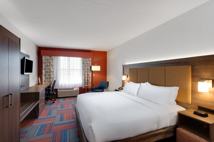 1 King Bed (3 of 9)