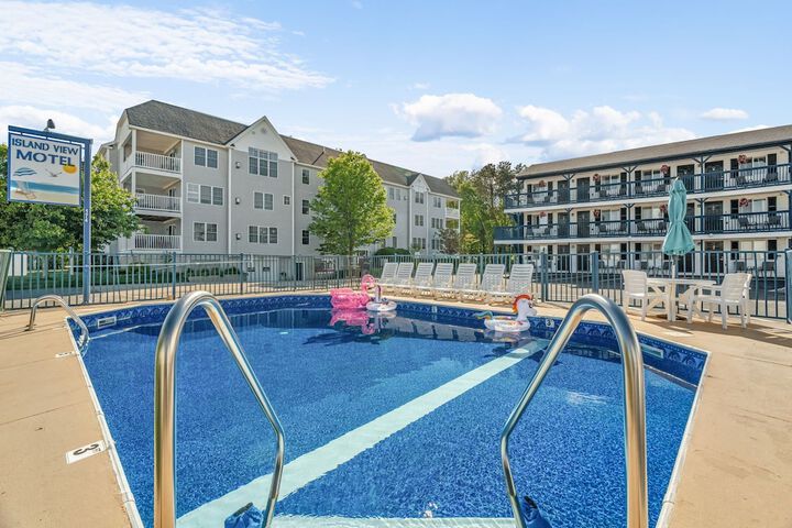 Swimming pool at Island View Motel