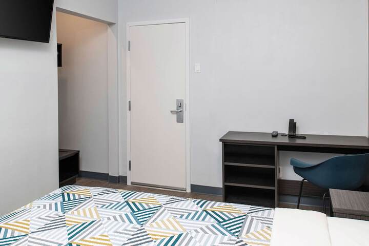Room 4 of 8