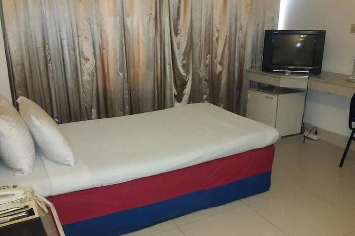 Room 14 of 27