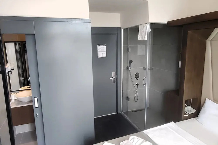 Room 4 of 20