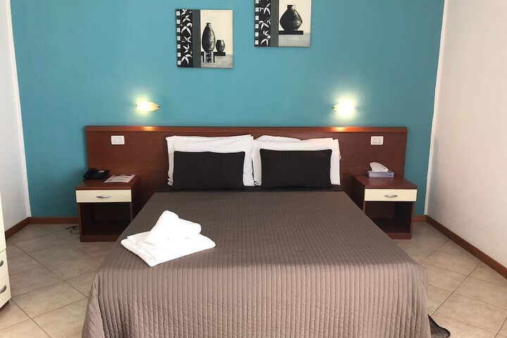 Room 5 of 18