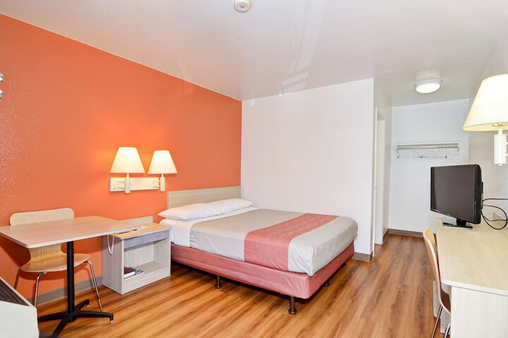1 Queen Bed (20 of 23)