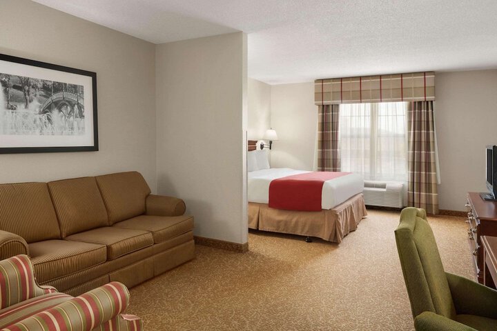 1 King Bed Accessible (10 of 10)