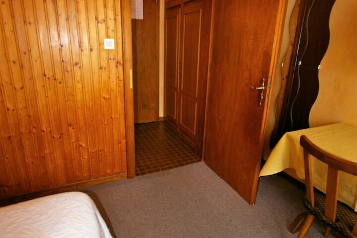 Room 9 of 42