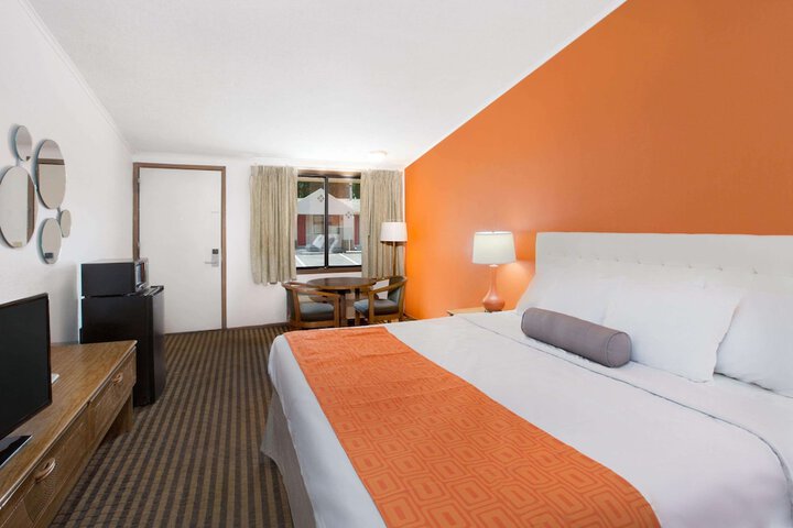 1 King Bed (5 of 7)