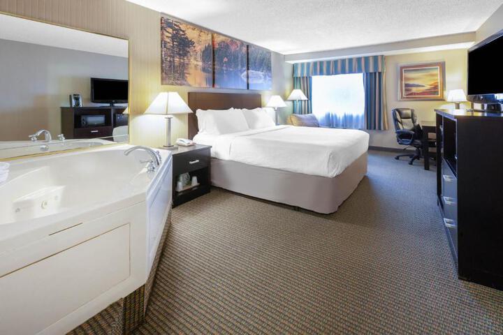 1 Queen Bed Mobility Accessible Deluxe Room (1 of 16)