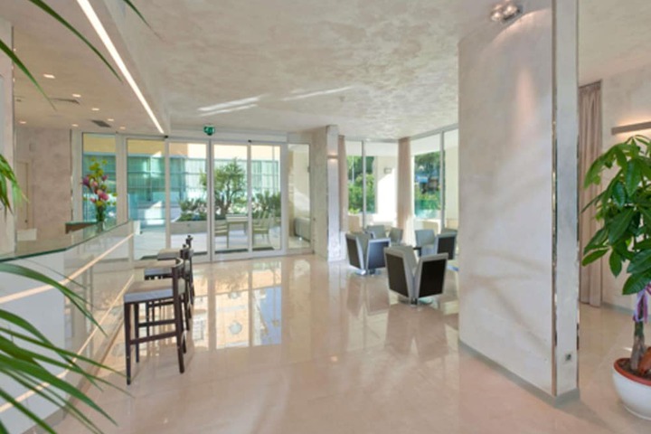 Lounge 118 of 145