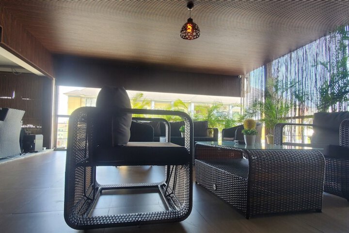 Lounge 71 of 79