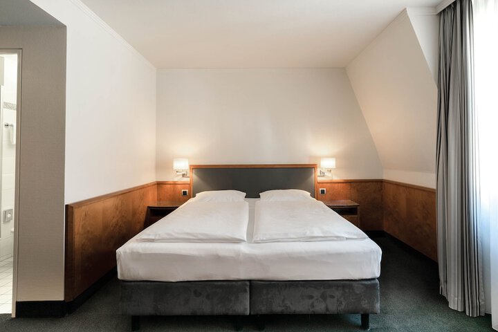 Room 25 of 102