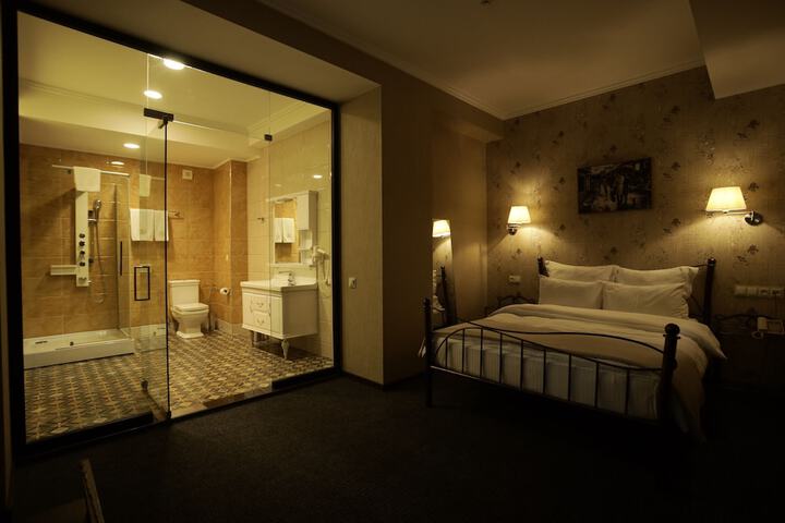 Room 44 of 101