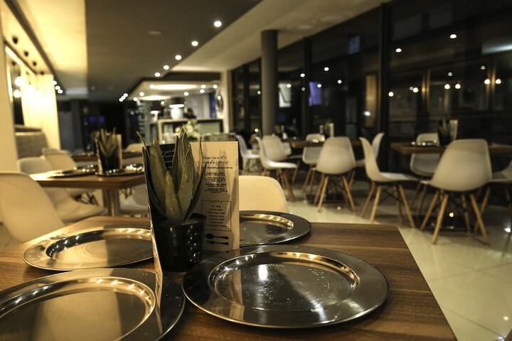 Dining 22 of 37