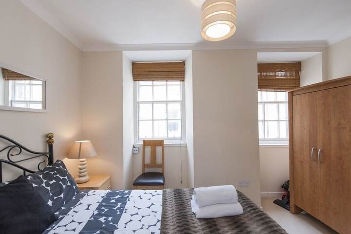 Room 8 of 18
