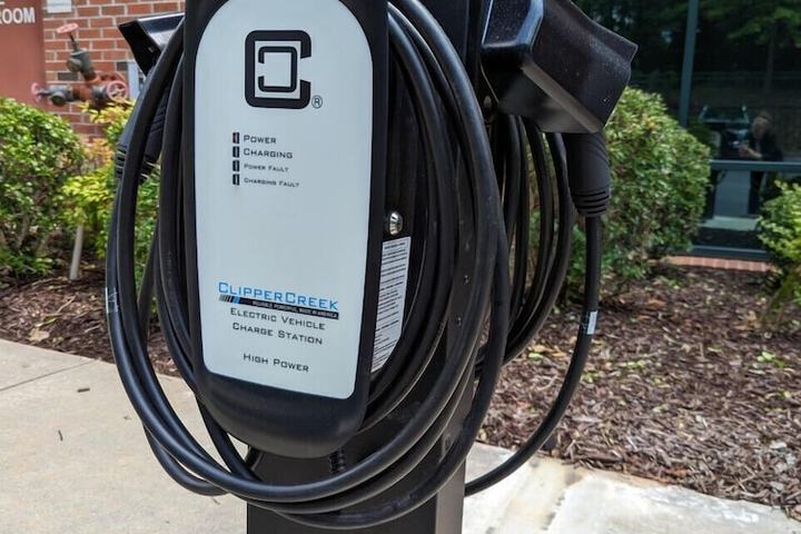 Electric vehicle charging station