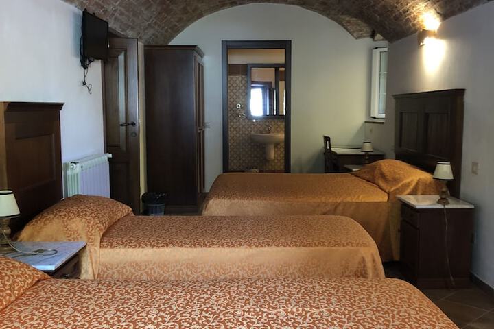 Room 23 of 148