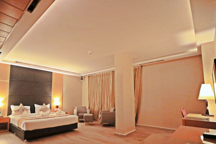 Room 8 of 16