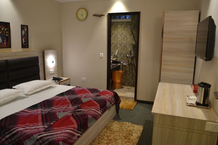Room 10 of 28
