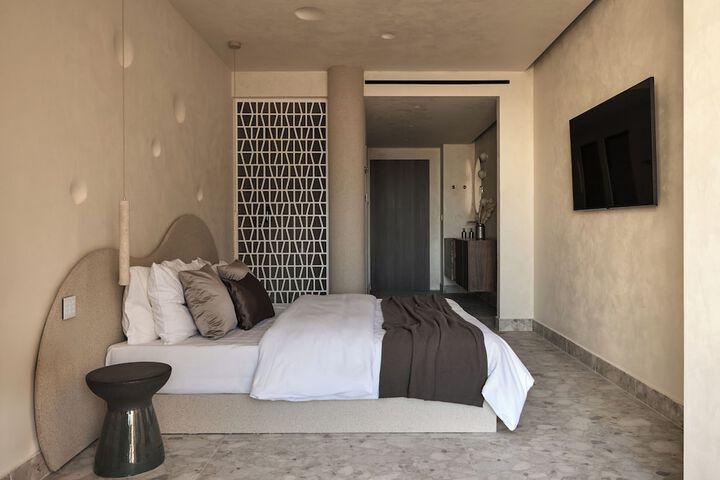 Room 5 of 212