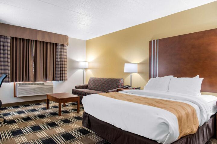 1 Queen Bed (1 of 13)
