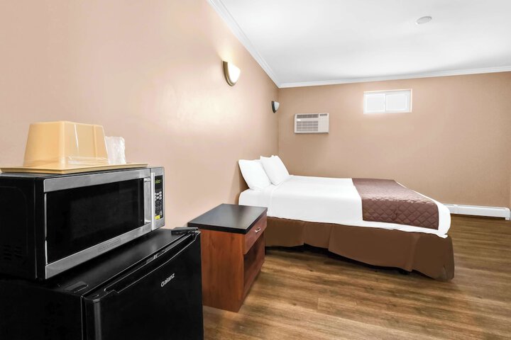 1 King Bed (5 of 14)