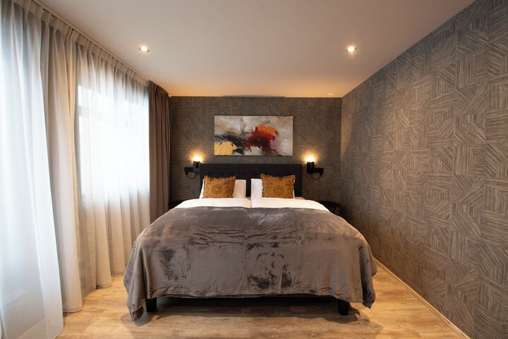 Room 33 of 65