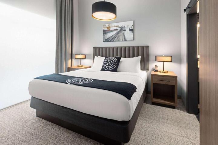 1 King Bed (3 of 29)