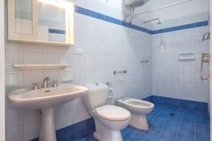 Room 2 of 20