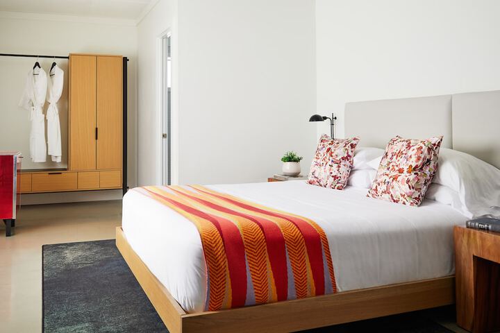 Petite King Bed (14 of 15)